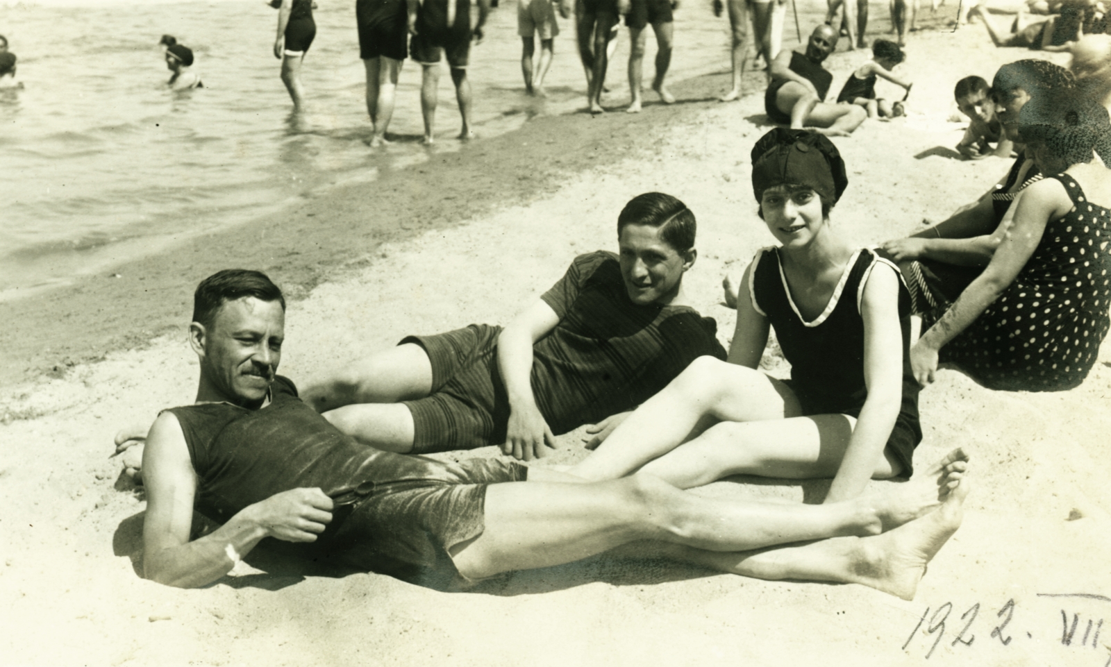 Italy, Alag, tengerpart., 1922, Hirschler András, beach, bathing, prop up on elbows, stretched legs, Fortepan #85258