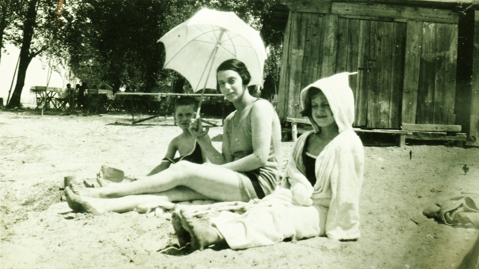 Hungary, Balatonszemes, Strand., 1927, Hirschler András, sunshades, bathing, umbrella, bathrobe, stretched legs, Fortepan #85269