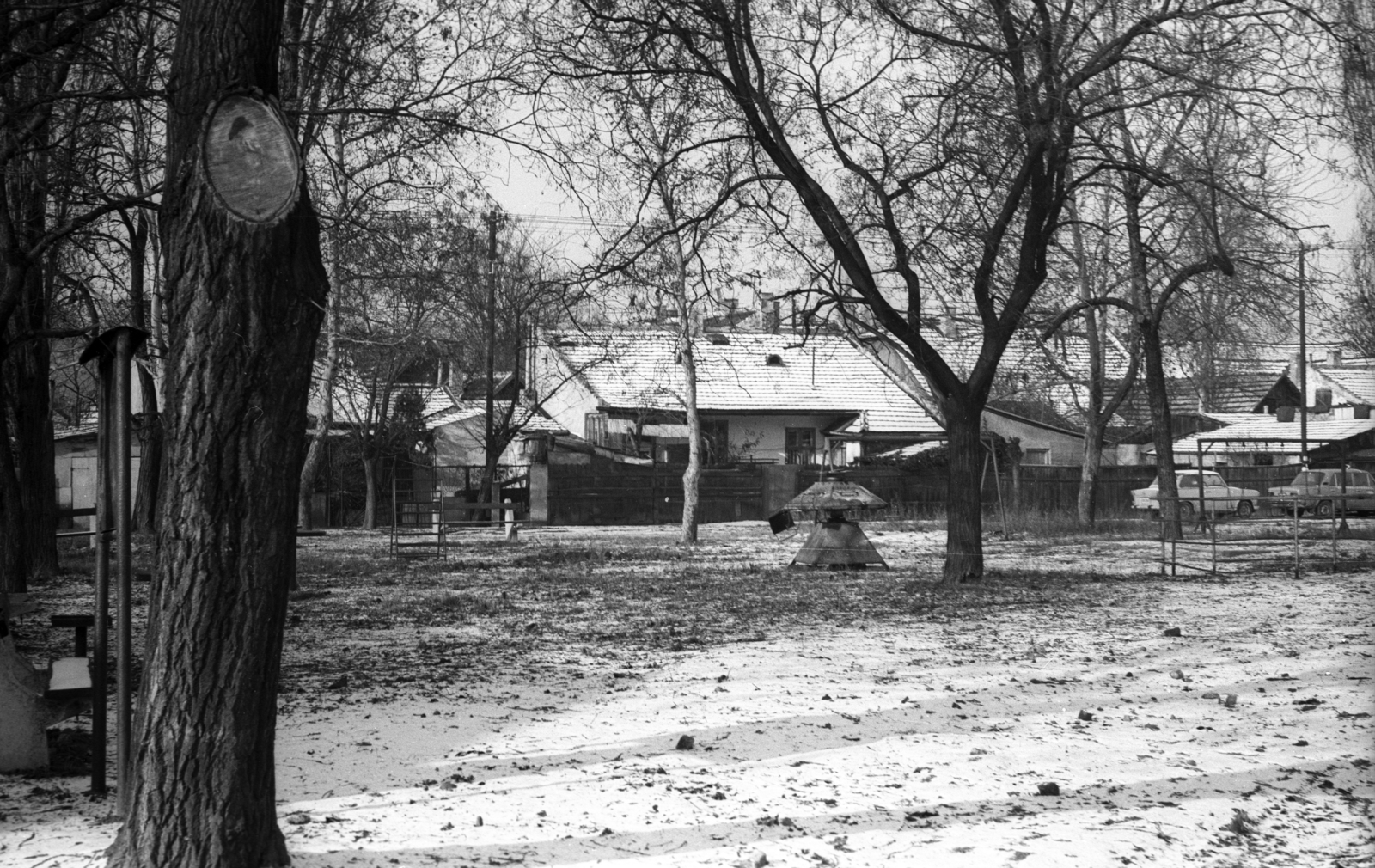 Magyarország, Rákospalota, Budapest XV., Régi tér, a mára elbontott telep, a "Sódergödör" házai., 1982, Czunya György, játszótér, tél, hó, tér, Budapest, Fortepan #85283