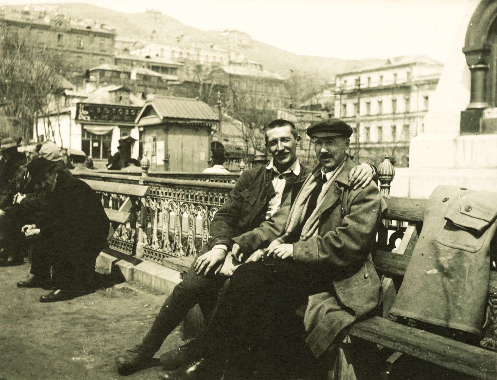 Russia, Vladivostok, a felvétel Nyevelszkoj admirális emlékművénél készült., 1918, Lőw Miklós, bench, Cyrillic alphabet, arms around shoulders, Fortepan #85308