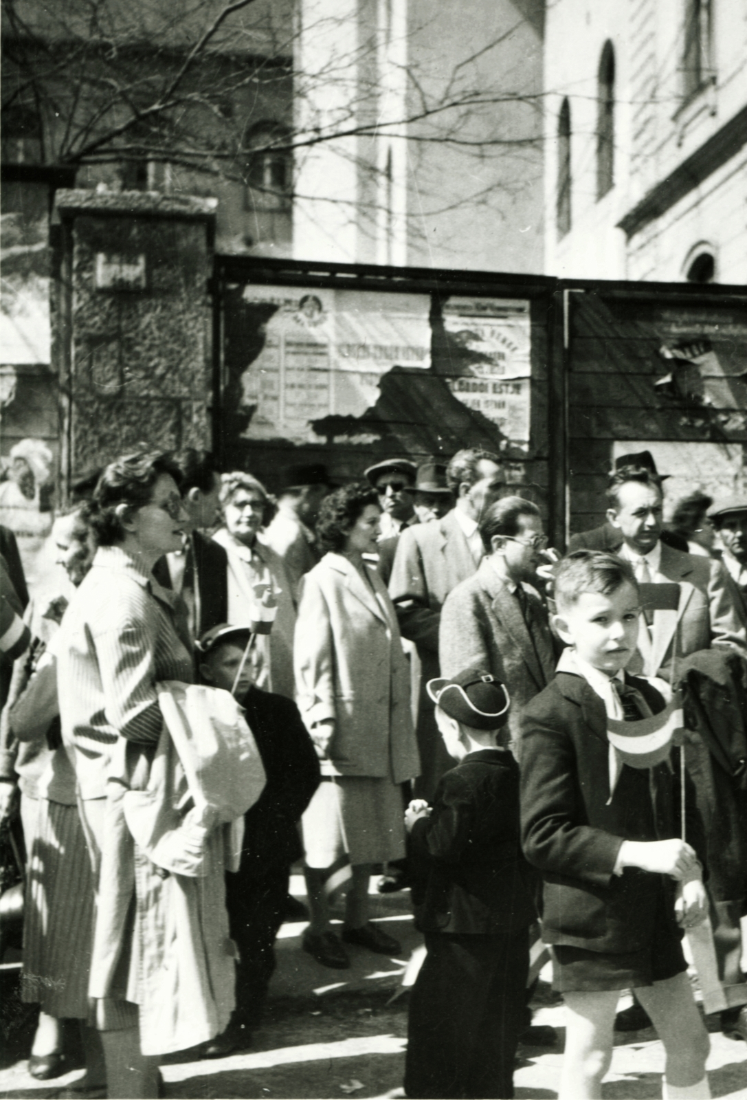 Magyarország, Budapest VII., Bajza utca a Damjanich utca és a Városligeti (Gorkij) fasor között, május 1-i felvonulók., 1964, Jáki László, plakát, felvonulás, május 1, Budapest, Fortepan #85387