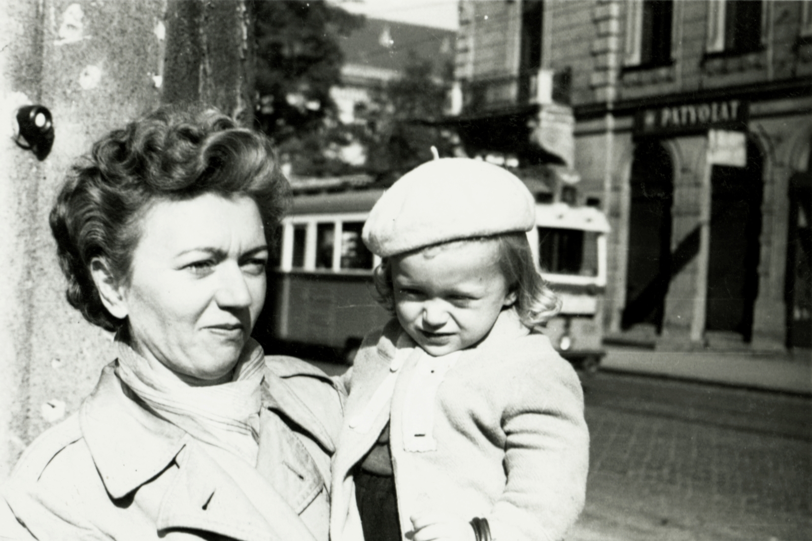 Hungary, Budapest II., Frankel Leó út a Margit körút (Mártirok útja) és a Vidra utca között., 1964, Jáki László, tram, kid, mother, Patyolat shop, Budapest, hold in arms, Fortepan #85388