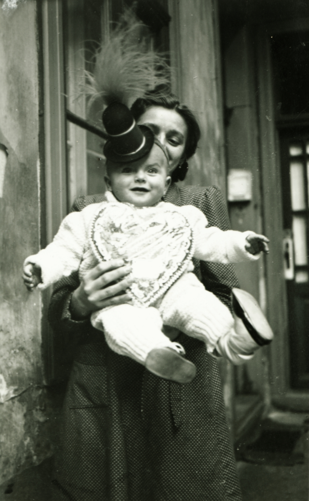 1943, Jáki László, hat, courtyard balcony, kid, newborn, double portrait, lady, gingerbread, hold in arms, Fortepan #85392