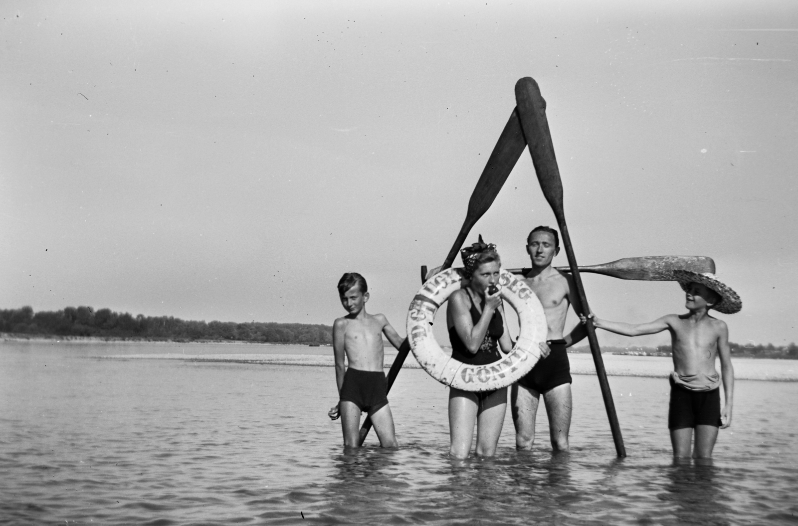 Magyarország, Gönyű, Duna a községnél., 1941, Jáki László, család, szalmakalap, evező, mentőöv, Fortepan #85394