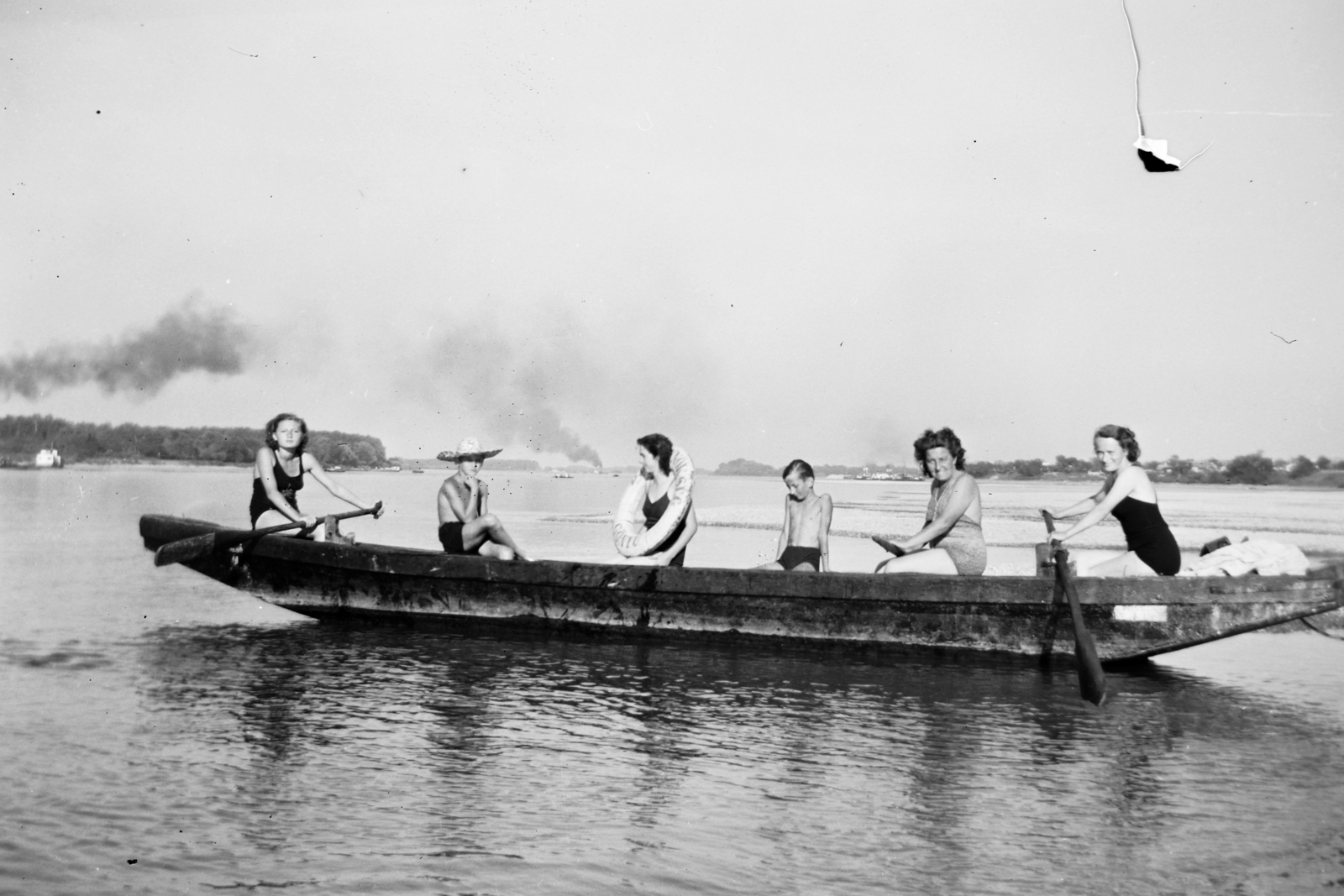 Hungary, Gönyű, Duna a községnél., 1941, Jáki László, bathing suit, boat, straw hat, paddling, lifebelt, Fortepan #85396