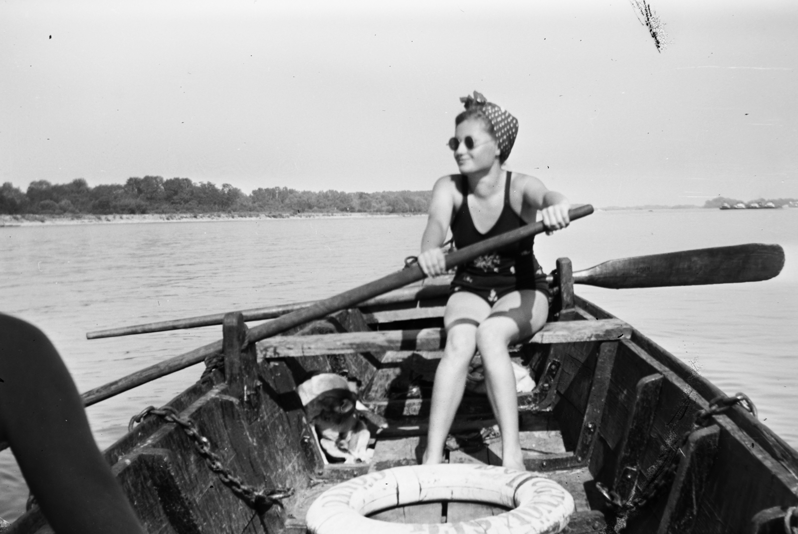 Hungary, Gönyű, Duna a községnél., 1941, Jáki László, shades, girl, paddling, lifebelt, barge, Fortepan #85398