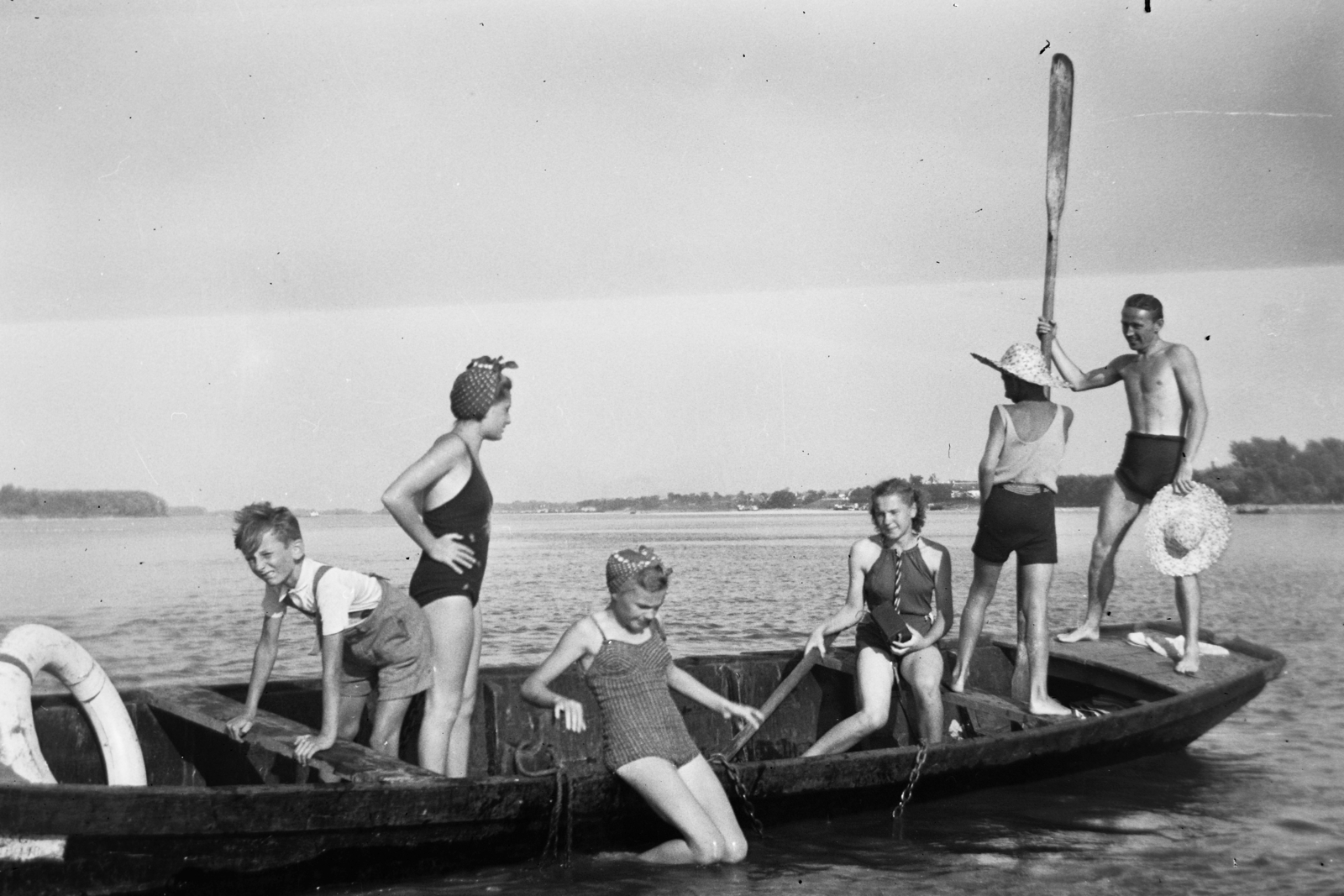 Hungary, Gönyű, Duna a községnél., 1941, Jáki László, bathing suit, boating, straw hat, lifebelt, barge, Fortepan #85400