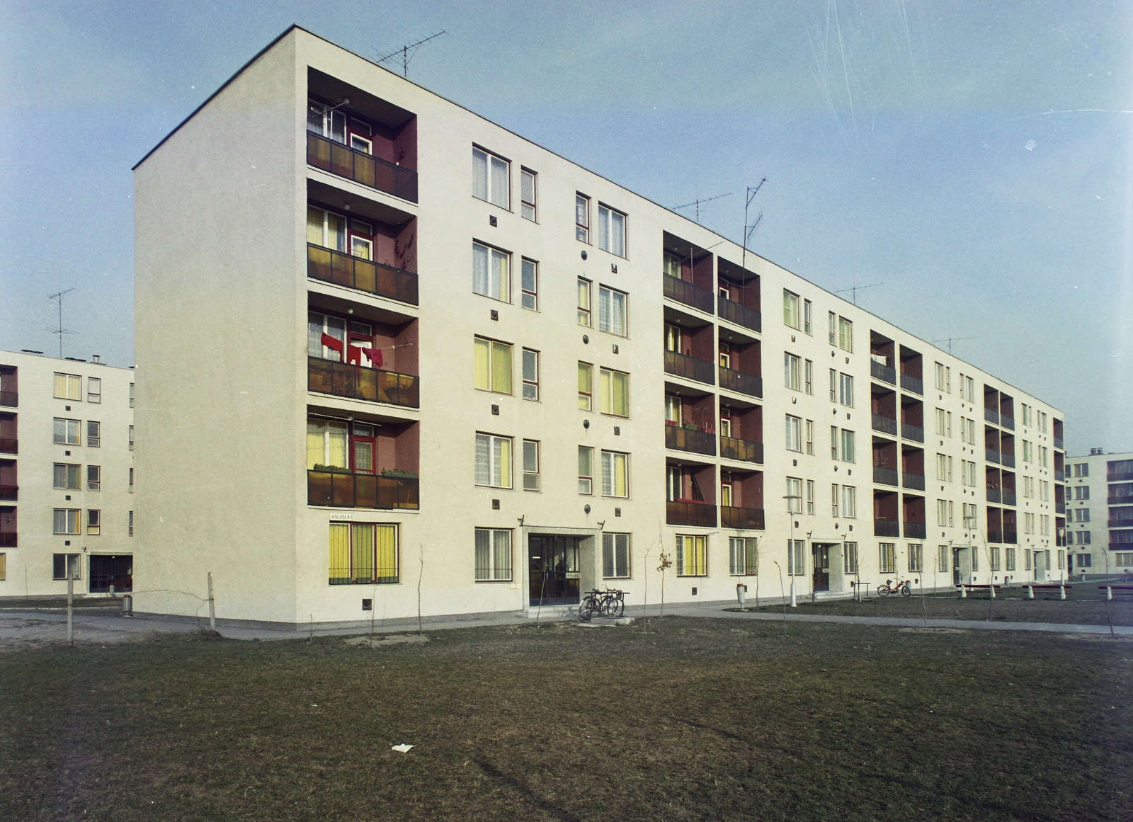 Hungary, Kecskemét, Széchenyiváros, Hitel utca 9-12., 1976, Kádas Tibor, bicycle, colorful, blocks, aerial, Fortepan #85410