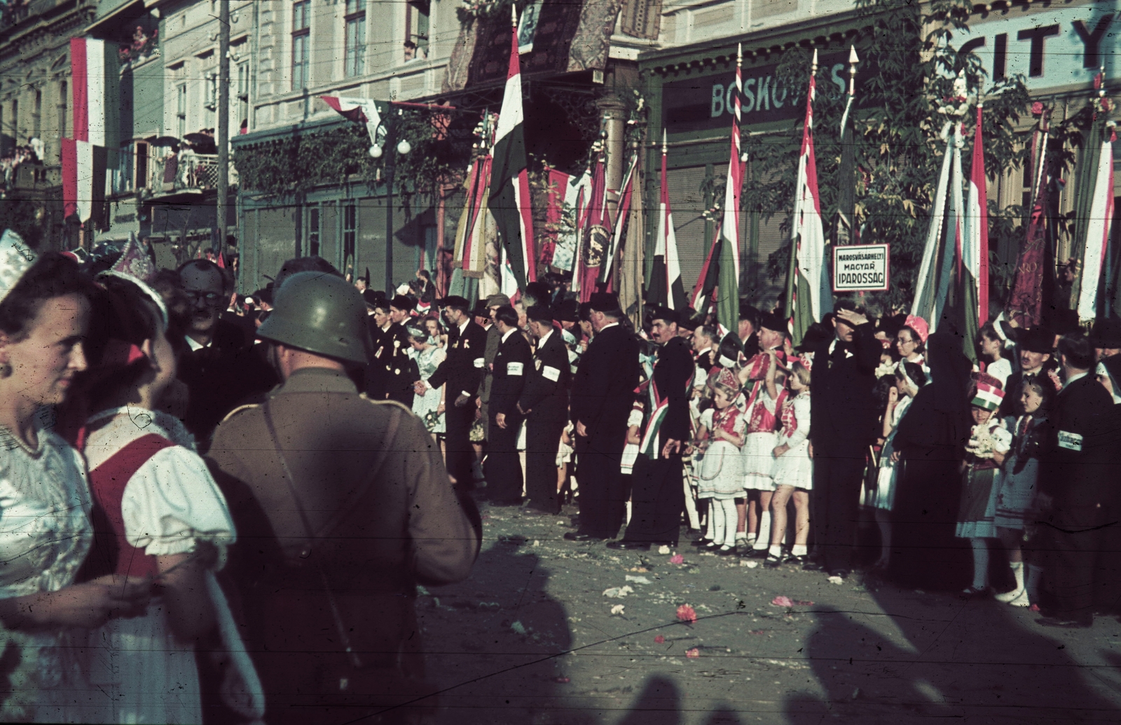 Romania,Transylvania, Târgu Mureș, Rózsák tere (Piata Trandafirilor, ekkor Széchenyi tér), ünneplők a Bolyai utca sarkánál álló ház előtt a magyar csapatok bevonulása idején. A felvétel 1940. szeptember 10-én készült., 1940, Fortepan, territorial gain, colorful, flag, Fortepan #8542