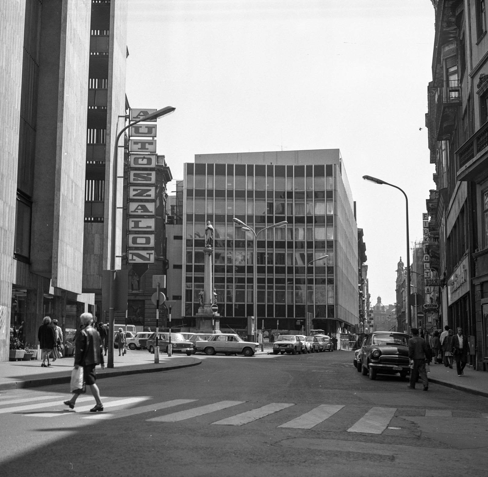 Hungary, Budapest V., Szervita (Martinelli) tér a Mária oszloppal a Kristóf tér felől a Petőfi Sándor utca felé nézve., 1976, Erdei Katalin, ad, volvo 140, neon sign, Budapest, Virgin Mary-portrayal, Fortepan #85420