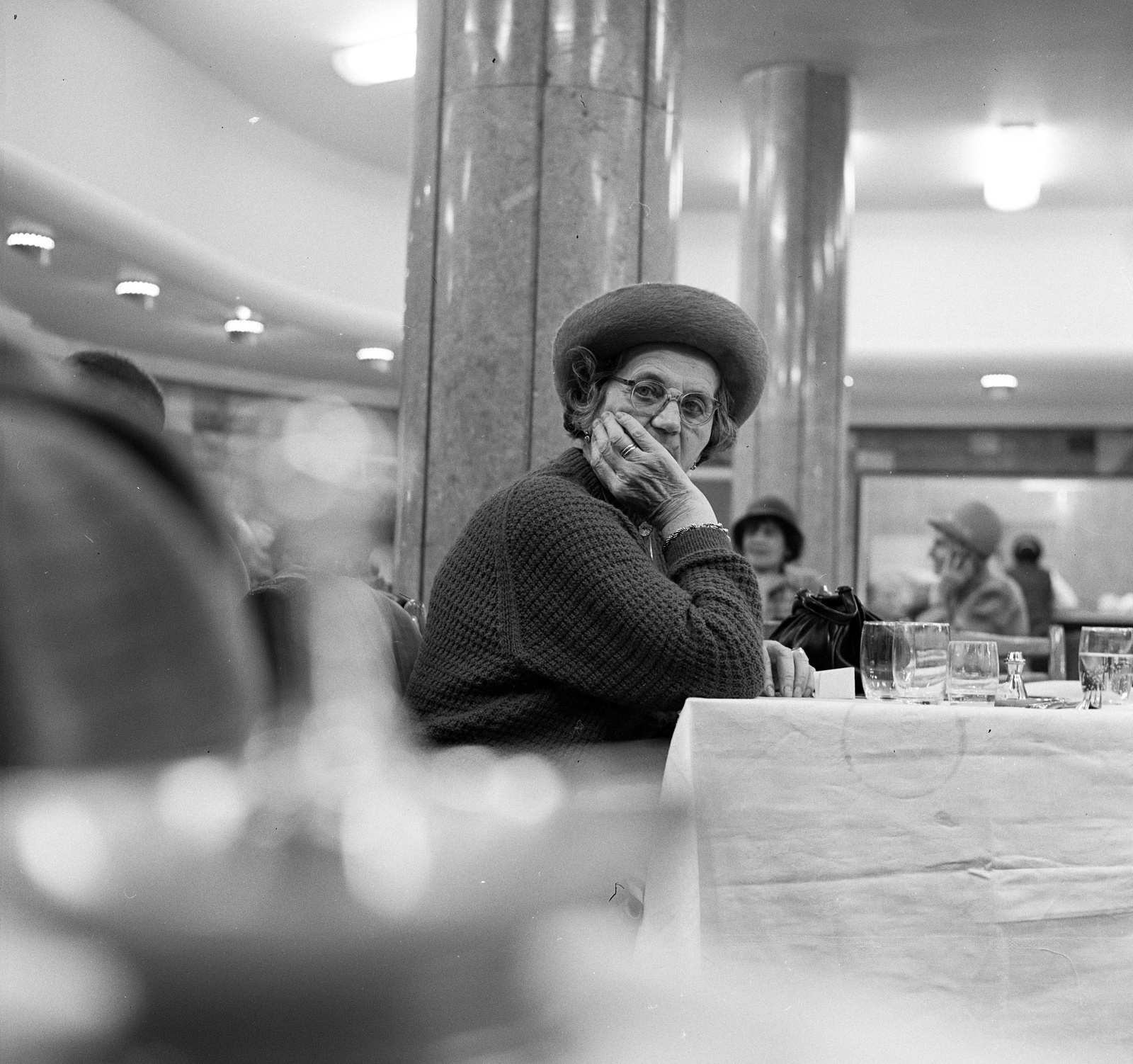 Magyarország, Budapest VI., Oktogon (November 7. tér), Abbázia kávéház., 1969, Erdei Katalin, eszpresszó, idős ember, Budapest, Fortepan #85434