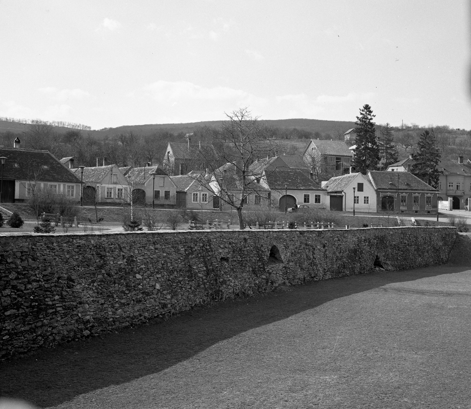 Magyarország, Kőszeg, a Várkör házsora a várárokból nézve, háttérben a kapásházak., 1972, Erdei Katalin, Fortepan #85458