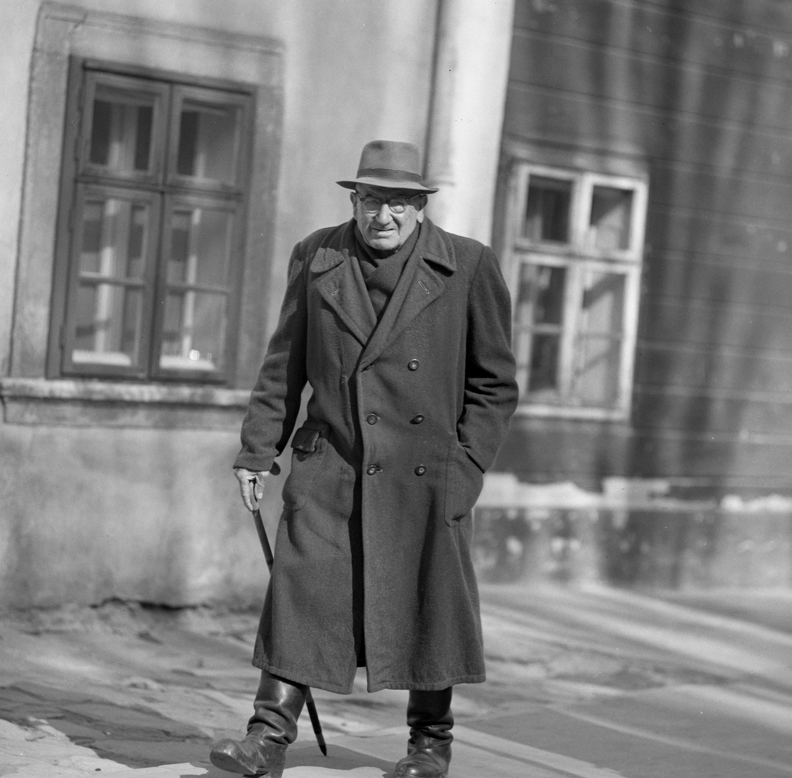 Hungary, Kőszeg, Rajnis utca, balra a 10., jobba a 8. számú ház., 1972, Erdei Katalin, hat, walking cane, boots, old person, winter coat, Fortepan #85459