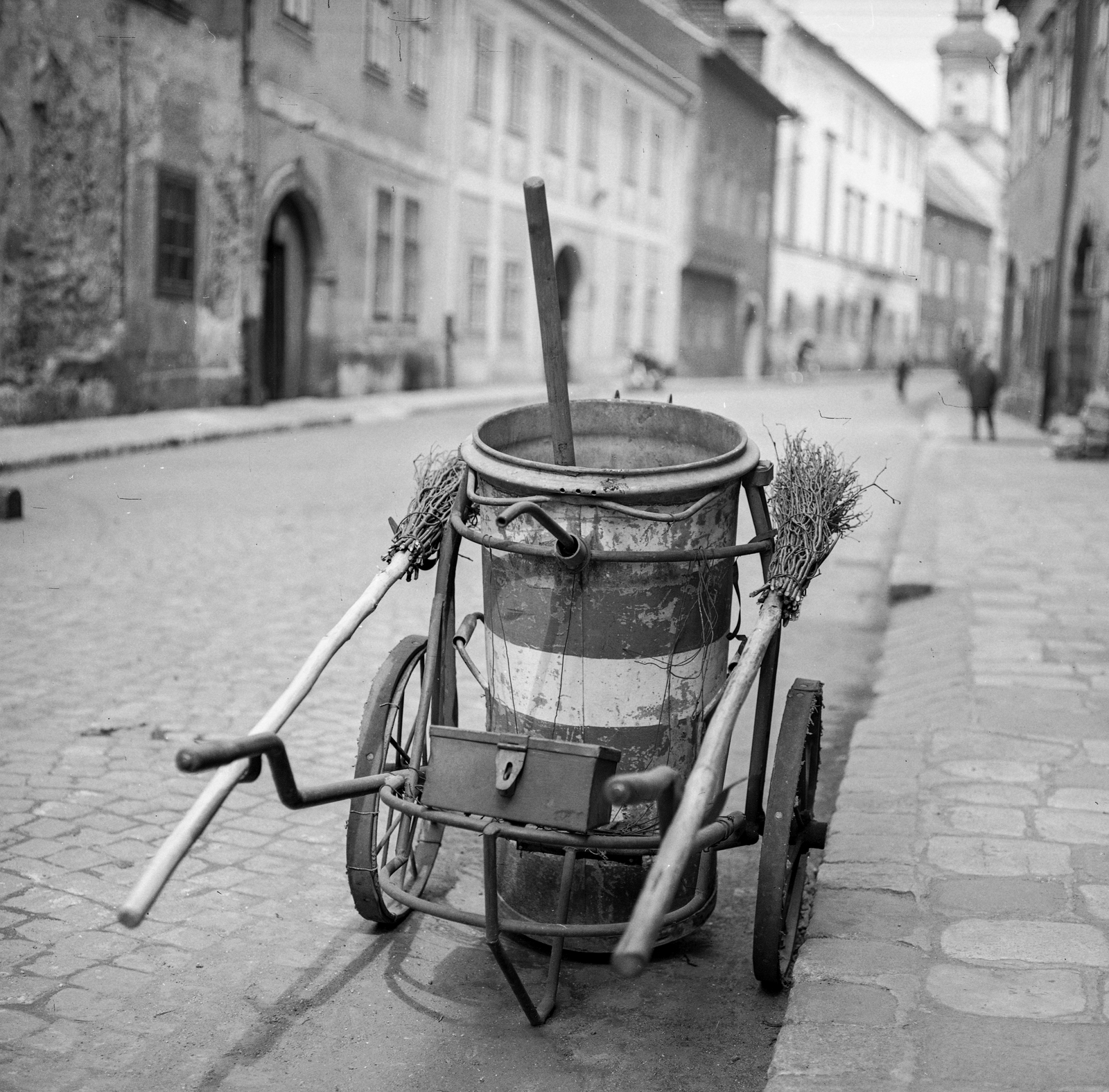 Hungary, Sopron, Új utca, háttérben a Tűztorony., 1972, Erdei Katalin, sweeper, dustbin, broom, Fortepan #85460