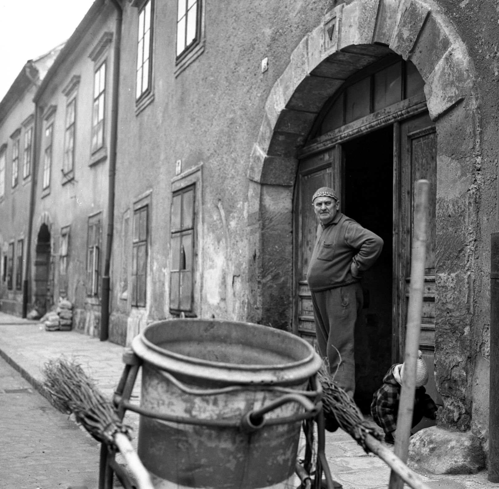 Hungary, Sopron, Új utca 15., 1972, Erdei Katalin, gate, sweeper, dustbin, broom, Fortepan #85461