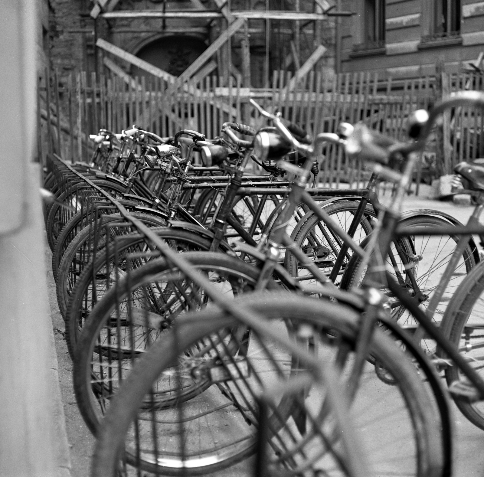 Hungary, Sopron, Fő (Beloiannisz) tér, háttérben a Hűségkapu., 1972, Erdei Katalin, bicycle, bicycle holder, Fortepan #85465