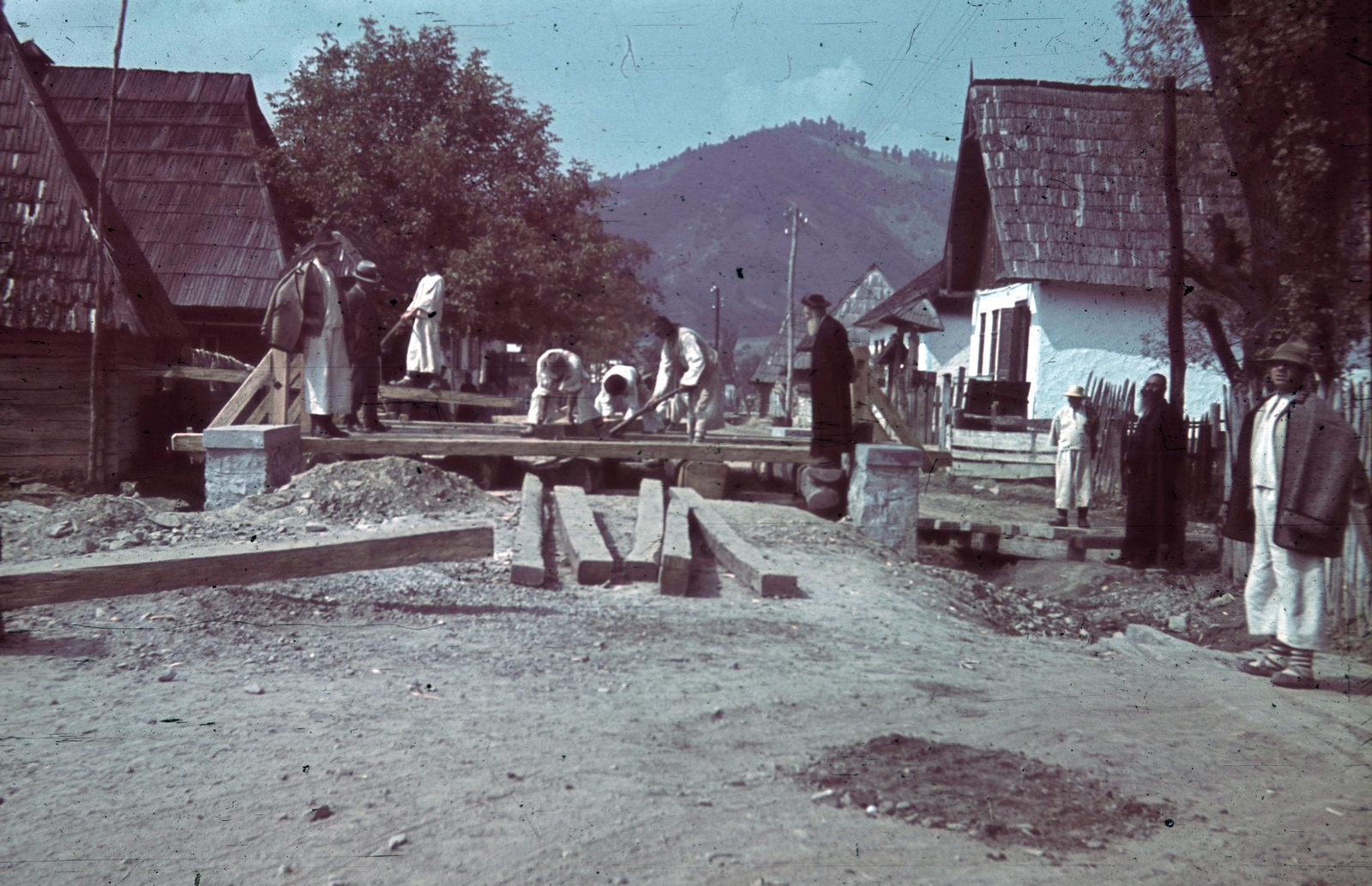 Romania,Transylvania, Észak-Erdély, a felvétel a magyar csapatok bevonulása idején készült., 1940, Fortepan, colorful, bridge building, judaism, Fortepan #8547