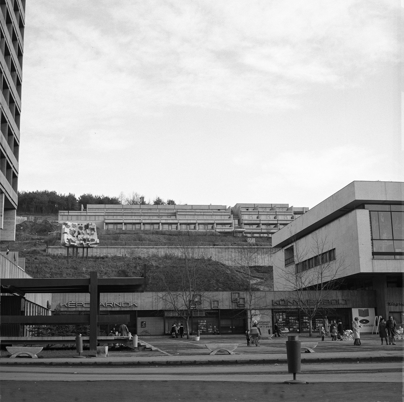 Hungary, Salgótarján, Fő tér, jobbra a József Attila Művelődési Ház, balra a Karancs szálló. Háttérben az MSZMP oktatási épülete., 1974, Erdei Katalin, architecture, modern architecture, György Szrogh-design, Fortepan #85471