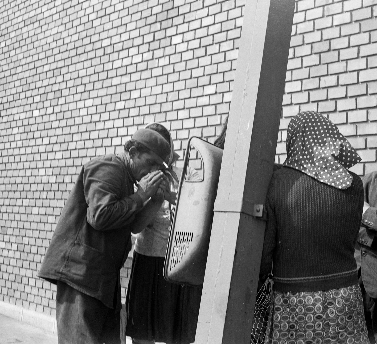 1974, Erdei Katalin, smoking, trash can, light up a cigarette, Fortepan #85483