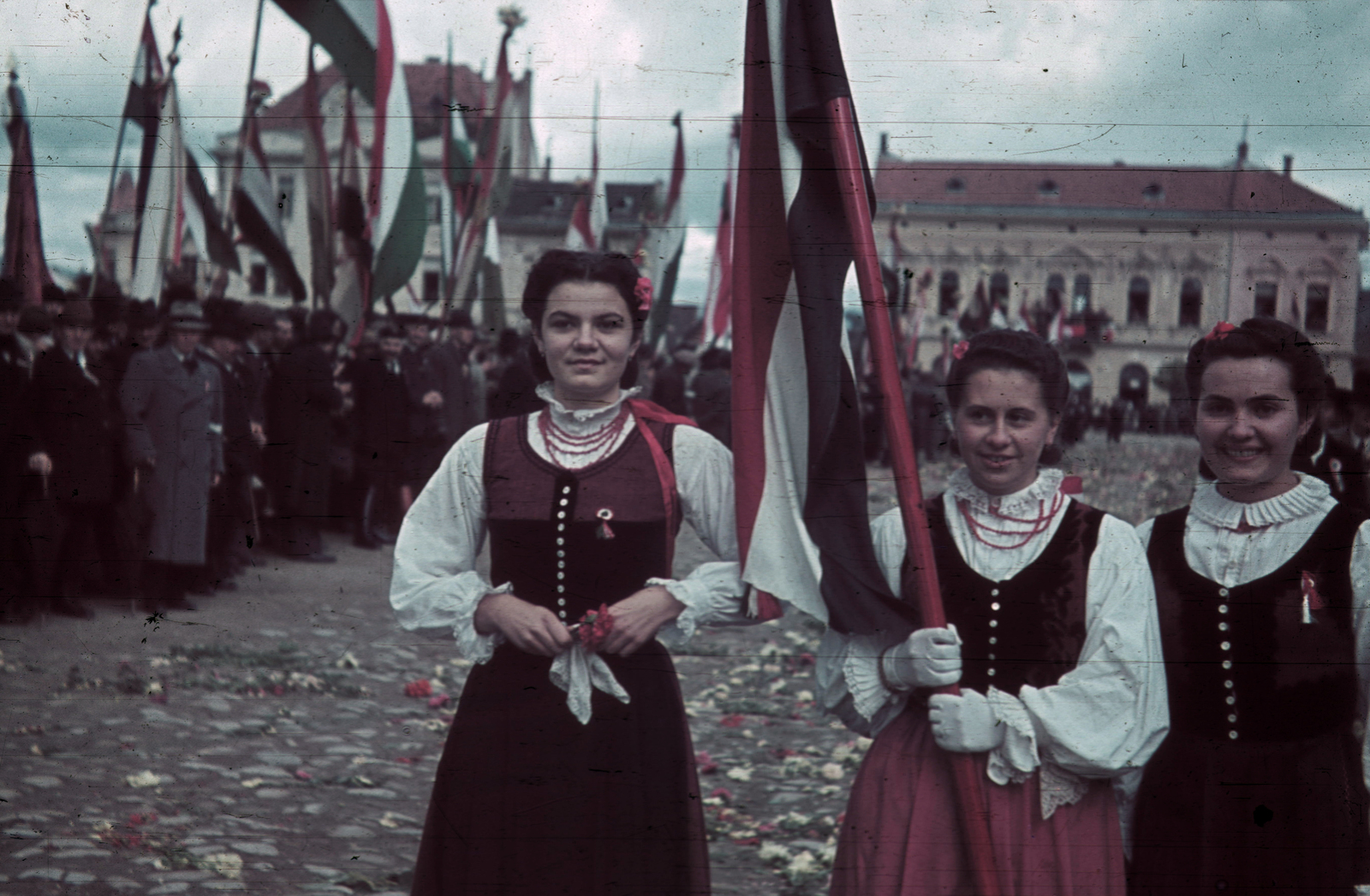 Romania,Transylvania, Târgu Secuiesc, Gábor Áron tér a magyar csapatok bevonulása idején. A felvétel 1940. szeptember 13-án készült., 1940, Fortepan, territorial gain, colorful, flag, flower, folk costume, cockade, Fortepan #8549