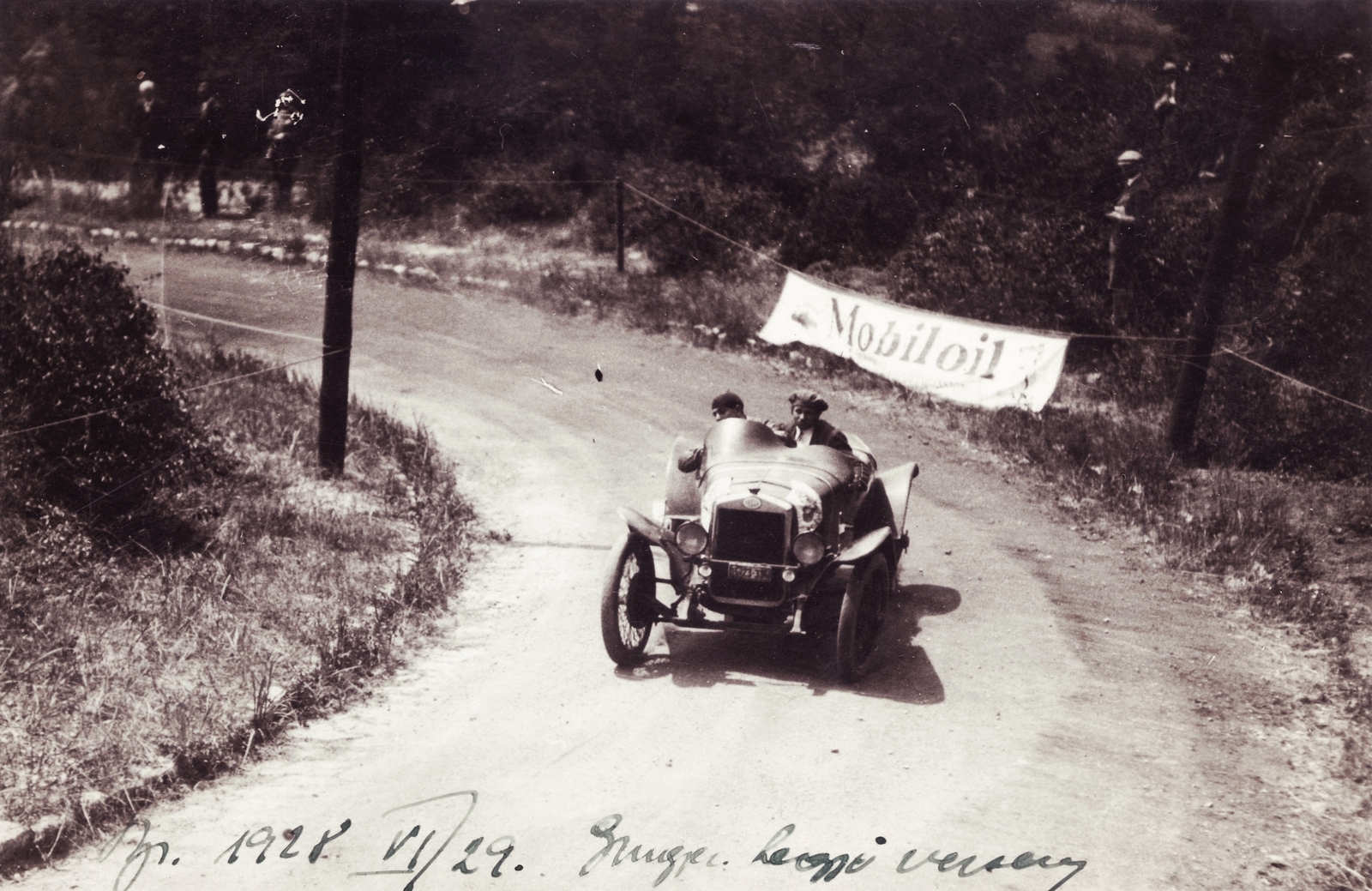Hungary, Budapest II., Látó-hegy / Gugger-hegy, Nagybányai út. Tarján Antal és OM sportkocsija az 1928-as autóversenyen., 1928, Tarján Emmi, Italian brand, automobile, Budapest, Mobiloil-brand, OM-brand, Fortepan #85551