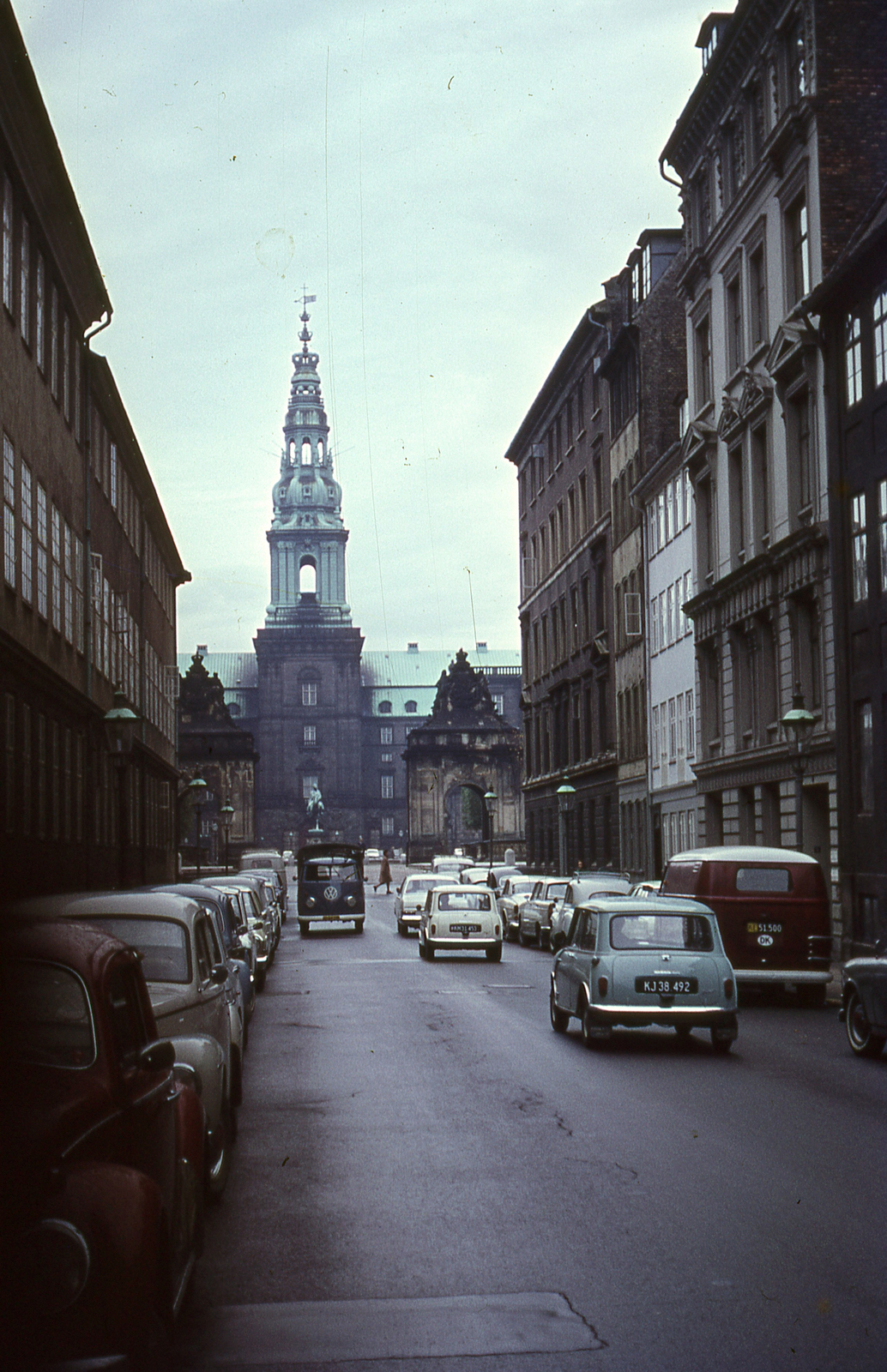 Denmark, Copenhagen, Ny Vestergade, szemben a Christiansborg palota, 1966, Lőw Miklós, colorful, Volkswagen-brand, palace, Elias David Häusser-design, Christian Frederik Hansen-design, Thorvald Jørgensen-design, Fortepan #85587