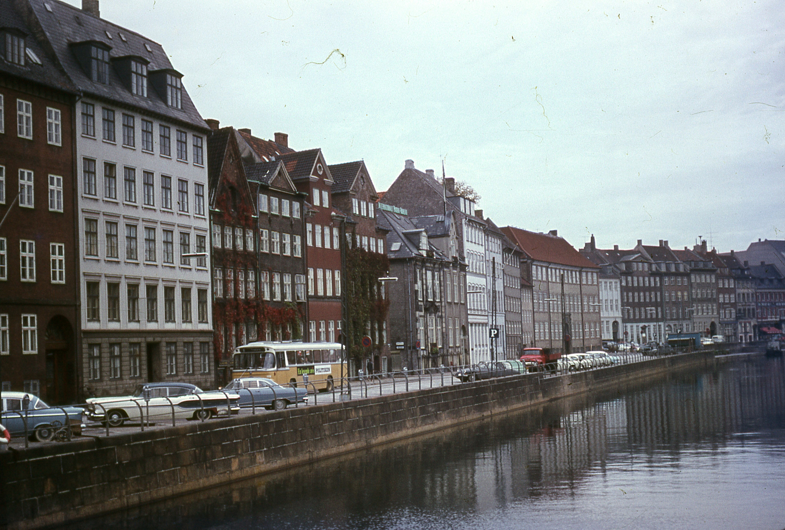 Dánia, Koppenhága, Nybrogade., 1966, Lőw Miklós, színes, autóbusz, automobil, Fortepan #85590