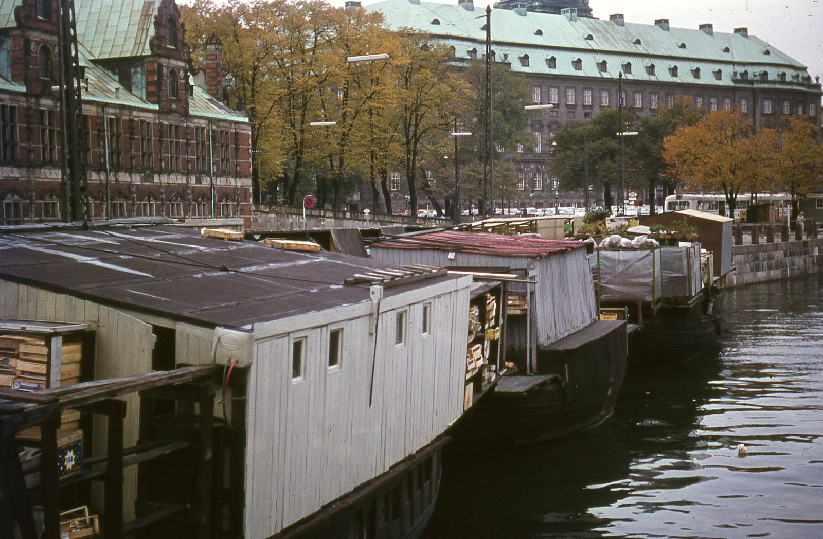 Denmark, Copenhagen, látkép a Børsbroen-ről, balra a Tőzsde (Börsen) épülete, jobbra a Christiansborg palota, 1966, Lőw Miklós, colorful, palace, renaissance, Elias David Häusser-design, Christian Frederik Hansen-design, Thorvald Jørgensen-design, Hans van Steenwinckel the Younger-design, Lorenz van Steenwinckel-design, Fortepan #85591