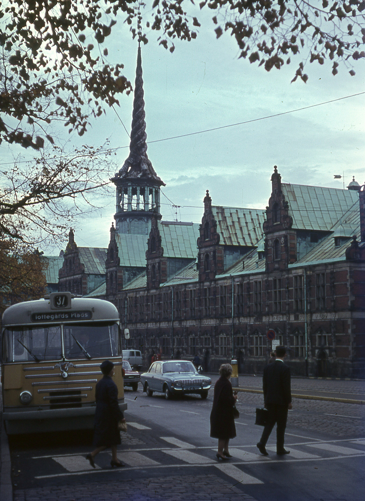 Denmark, Copenhagen, Börsgade, szemben a Tőzsde (Börsen) épülete, 1966, Lőw Miklós, colorful, bus, renaissance, automobile, Hans van Steenwinckel the Younger-design, Lorenz van Steenwinckel-design, crosswalk, Fortepan #85593