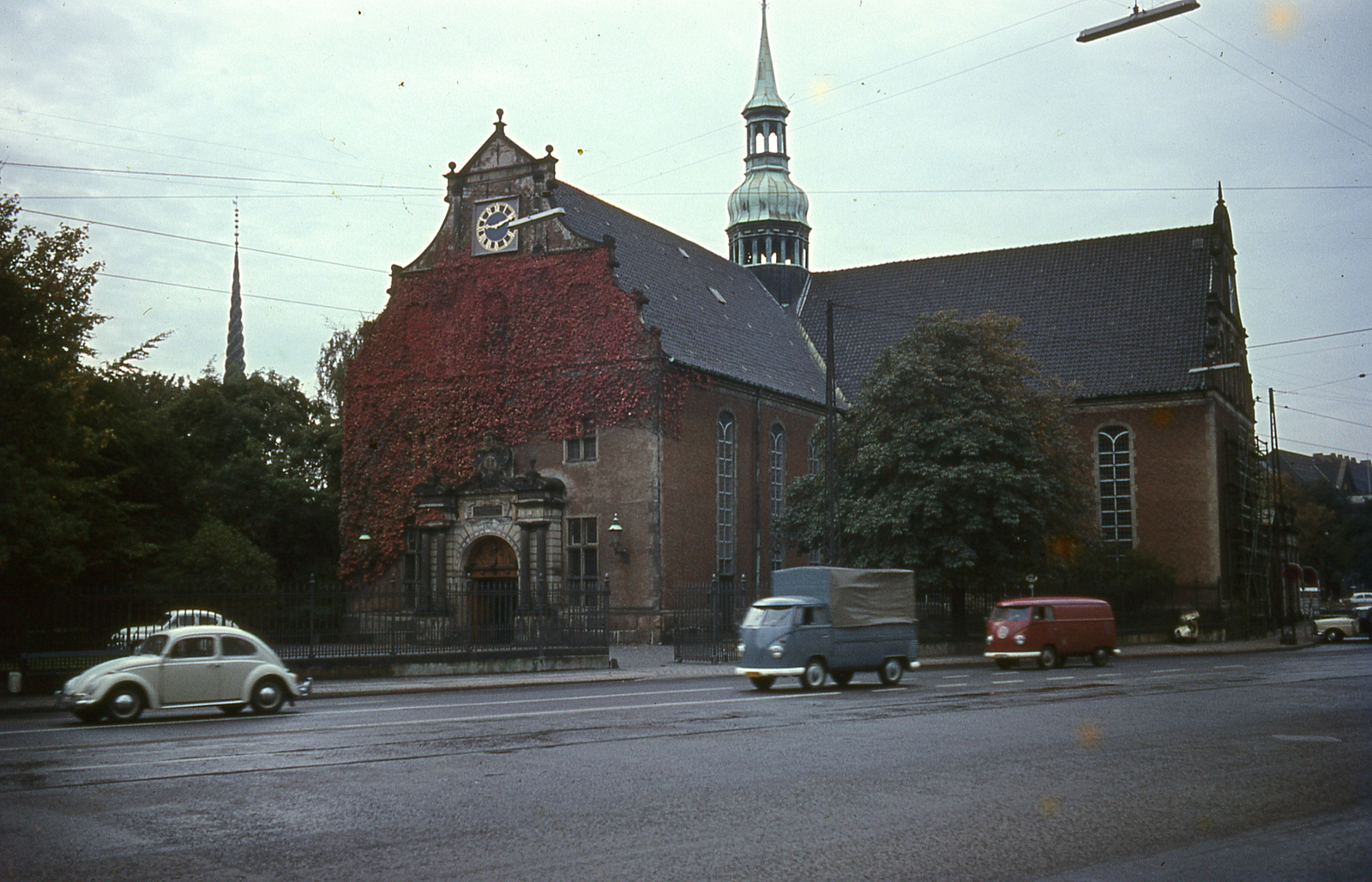 Denmark, Copenhagen, Holmens Kanal, szemben a Holmens Kirke., 1966, Lőw Miklós, colorful, Volkswagen-brand, renaissance, Volkswagen Beetle, Leonhard Blasius-design, Fortepan #85595