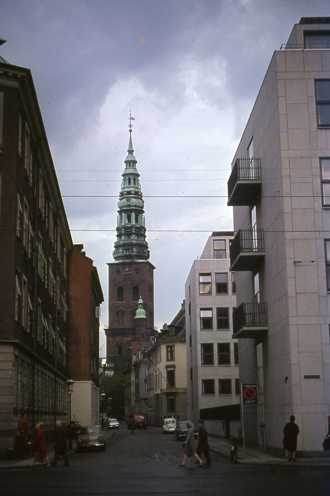 Denmark, Copenhagen, Nikolaj Kirke az Admiralgade felől nézve., 1966, Lőw Miklós, colorful, steeple, Fortepan #85596