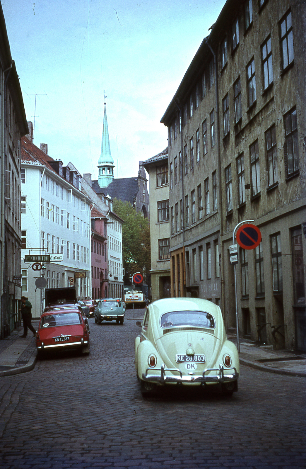 Denmark, Copenhagen, Nikolajgade, szemben a Nikolaj Kirke huszártornya látszik., 1966, Lőw Miklós, colorful, automobile, number plate, Volkswagen Beetle, country code sign, Fortepan #85597