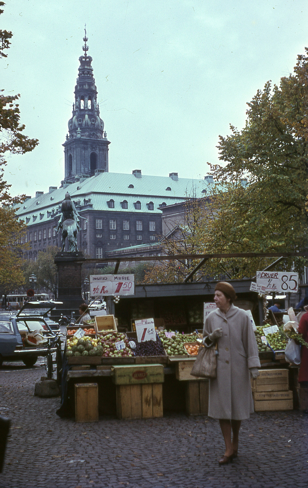Denmark, Copenhagen, Højbro Plads, háttérben a Christiansborg palota., 1966, Lőw Miklós, colorful, price tag, sculpture, palace, parliament, horse sculpture, greengrocer, Elias David Häusser-design, Christian Frederik Hansen-design, Thorvald Jørgensen-design, bicycle, Fortepan #85599