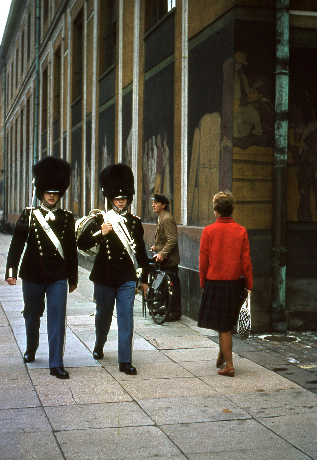 Denmark, Copenhagen, Prins Jørgens Gård, jobbra a Christiansborg, a felvétel a Thorvaldsens Mueseum előtt készült., 1963, Lőw Miklós, colorful, Fortepan #85600