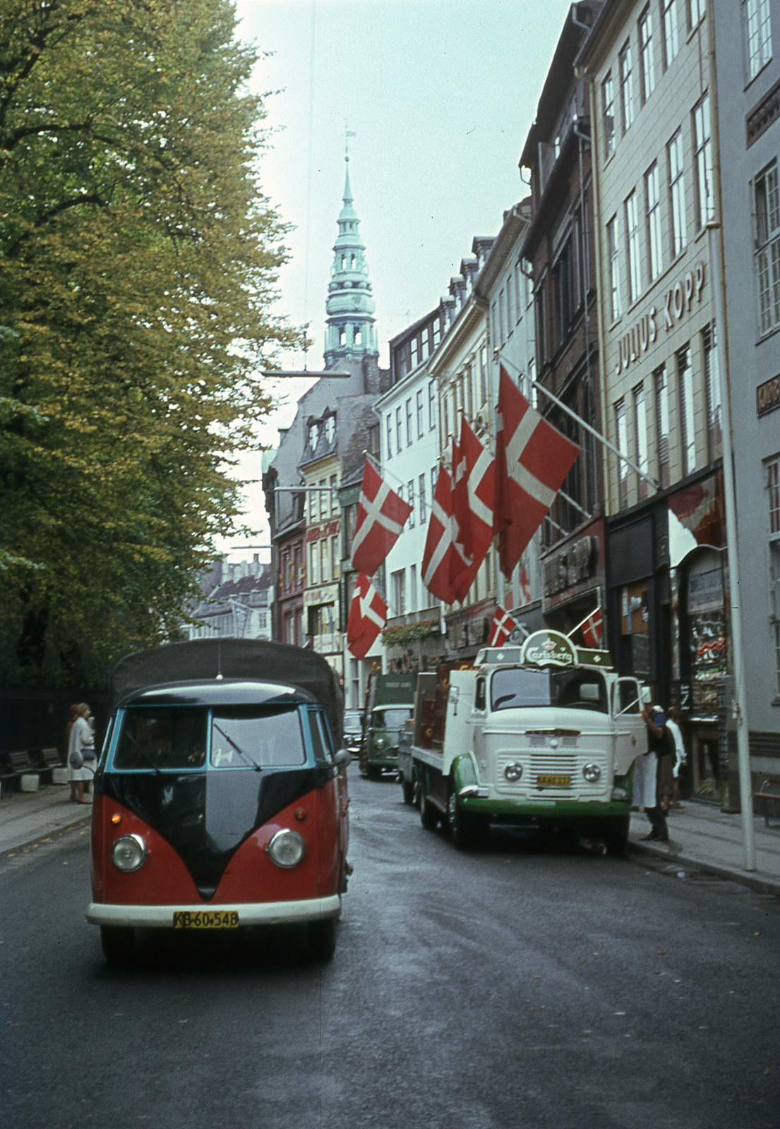 Denmark, Copenhagen, Amagertorv, háttérben a Nikolaj Kirke tornya., 1966, Lőw Miklós, colorful, flag, commercial vehicle, Volkswagen-brand, Fortepan #85604