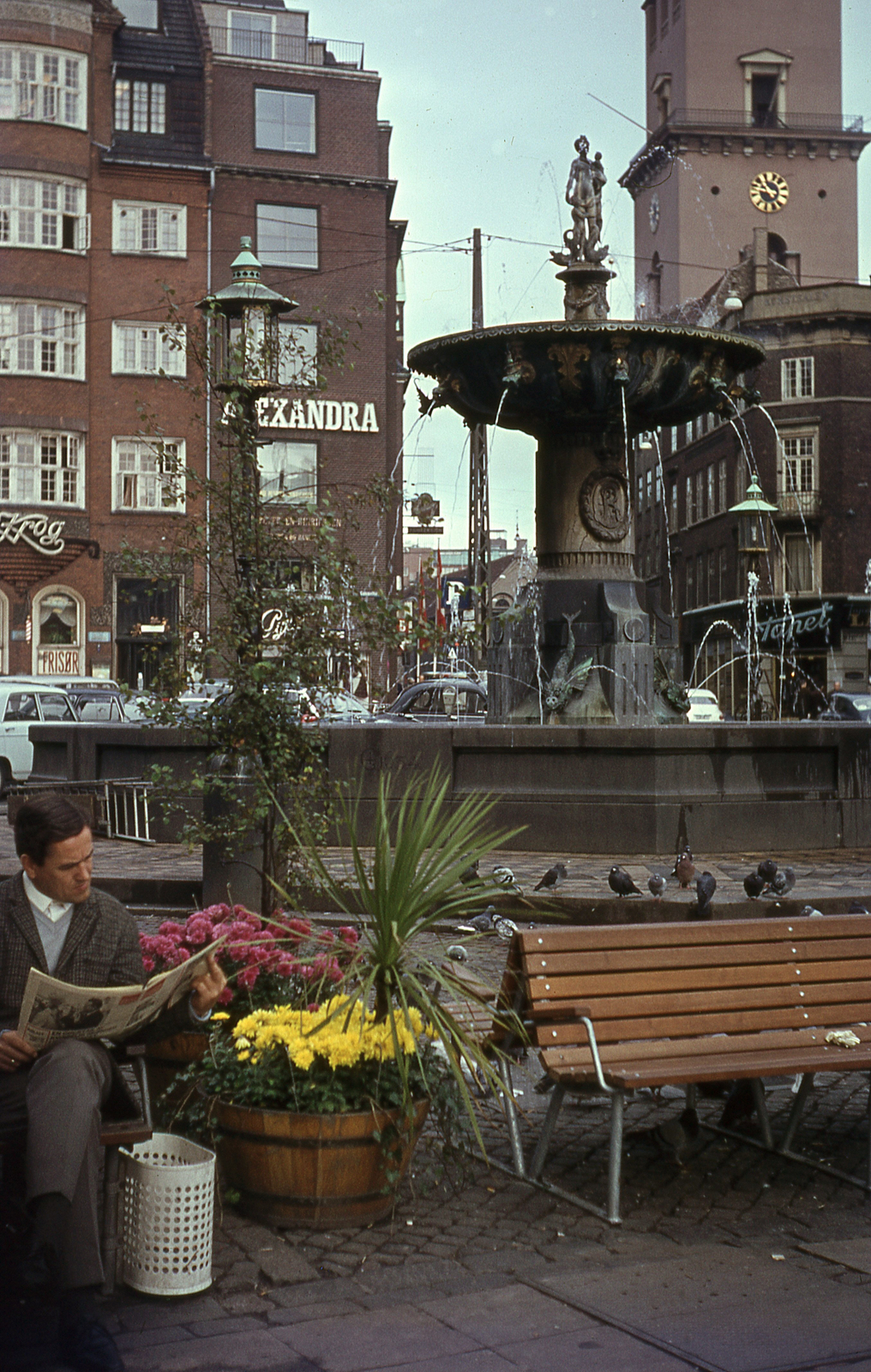Denmark, Copenhagen, Gammeltorv, előtérben a Caritasbrønden., 1966, Lőw Miklós, colorful, fountain, reading, flower, newspaper, Fortepan #85606