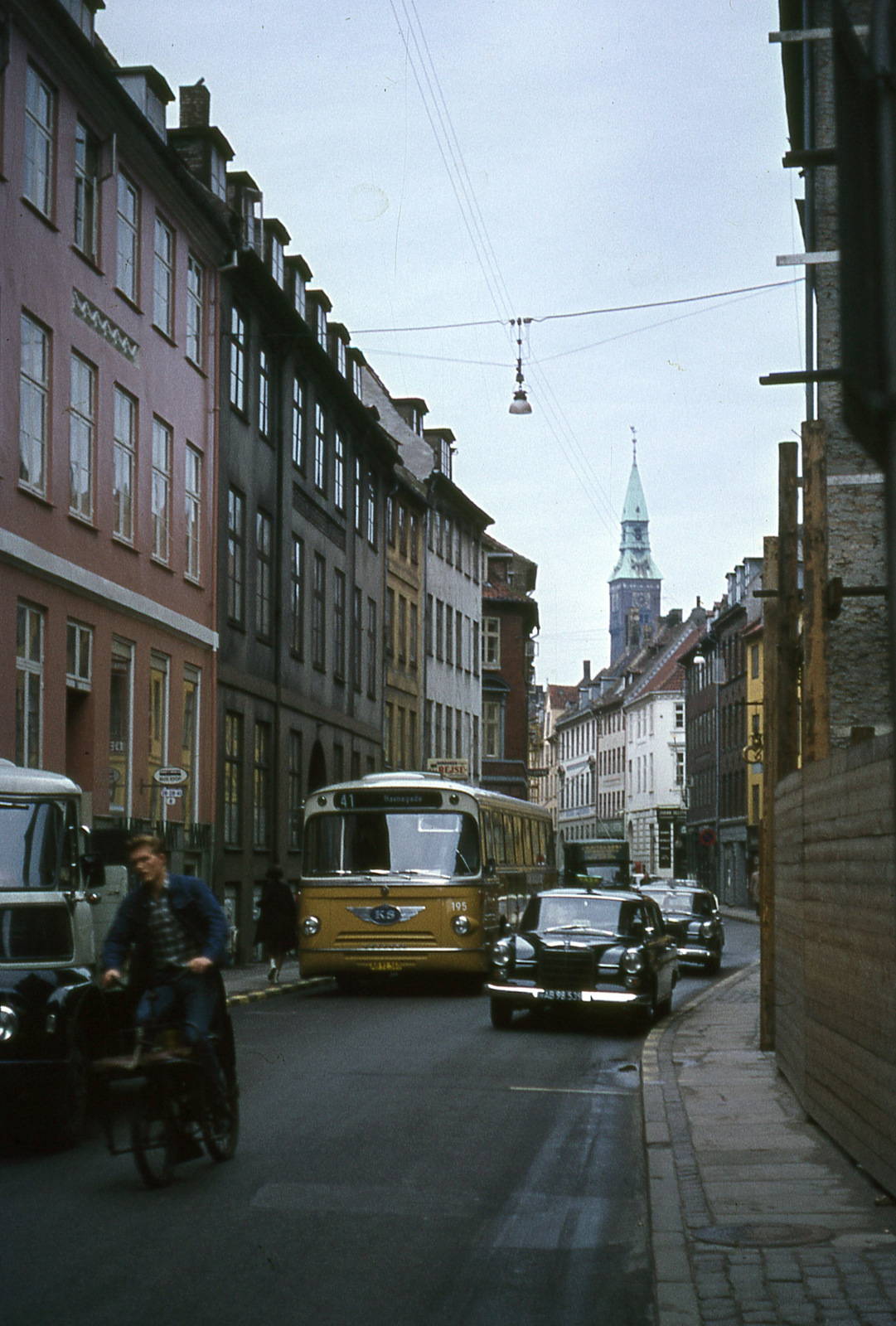 Denmark, Copenhagen, Læderstræde, a távolban a városháza tornya., 1966, Lőw Miklós, colorful, bus, Mercedes-brand, bicycle, Fortepan #85607