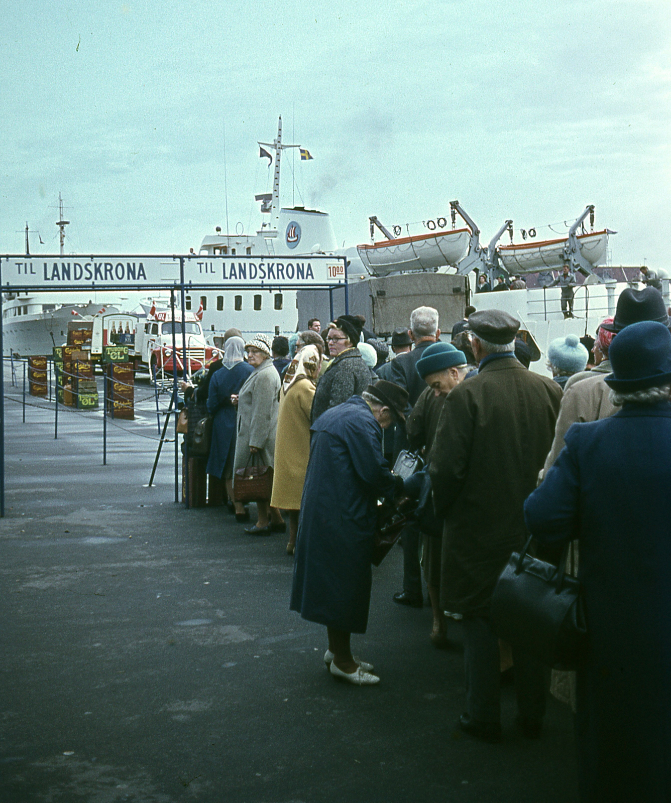 Denmark, Copenhagen, Havnepromenade., 1966, Lőw Miklós, ship, colorful, lifeboat, standing in line, destination sign, Tuborg-brand, Fortepan #85612