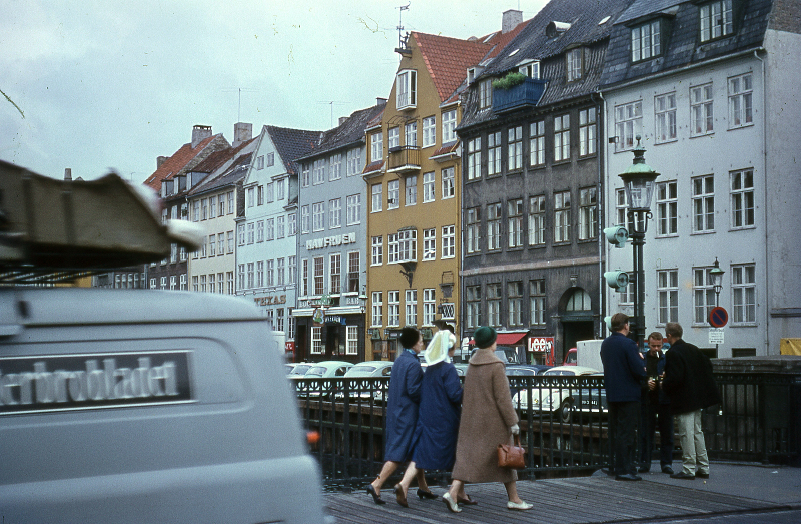 Denmark, Copenhagen, Nyhavn a Nyhavnsbroen felől nézve., 1966, Lőw Miklós, colorful, Volkswagen Beetle, Fortepan #85615