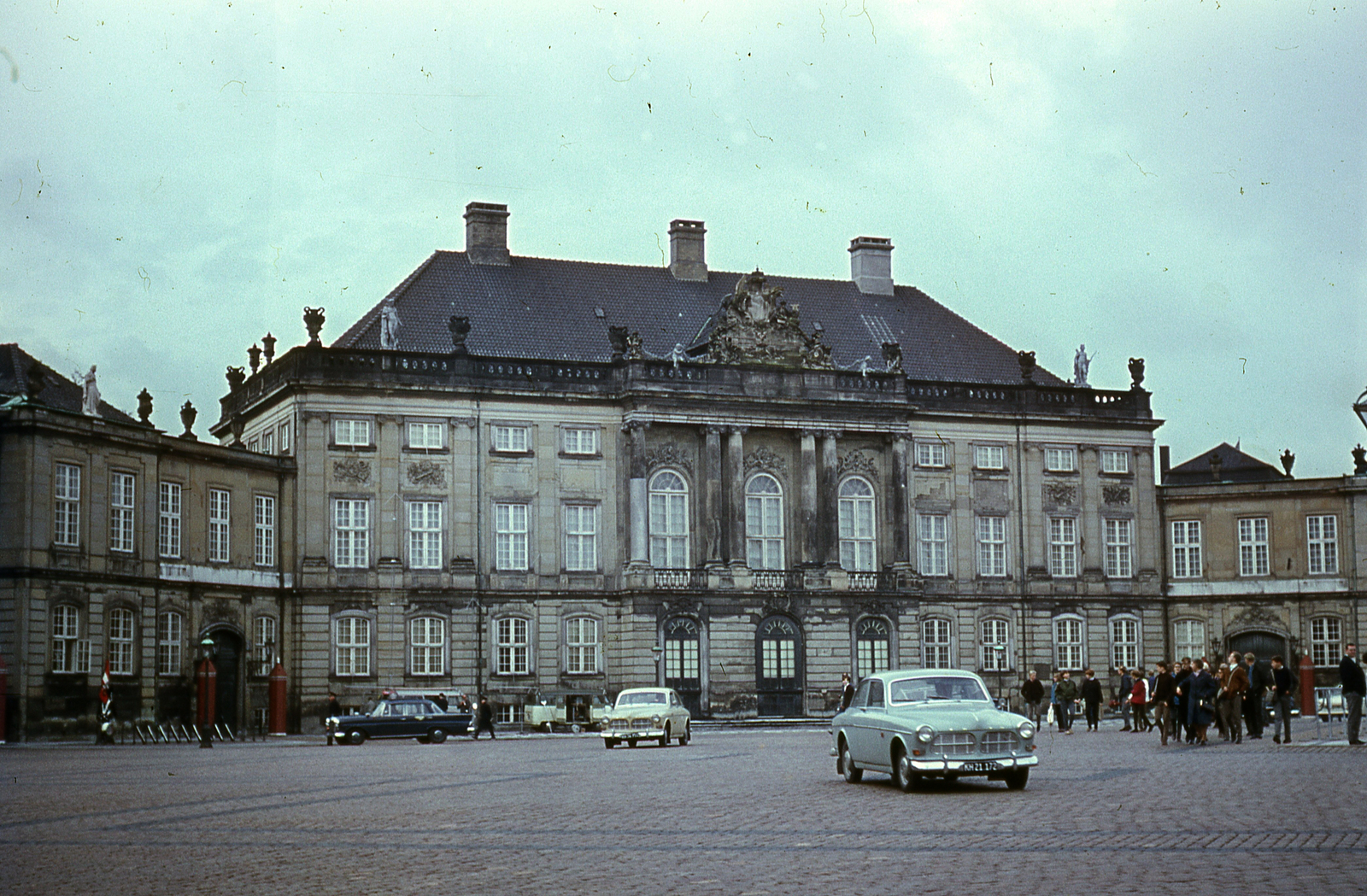 Denmark, Copenhagen, Amalienborg Slotsplads, VII. Keresztély palotája., 1966, Lőw Miklós, colorful, palace, automobile, number plate, Nicolai Eigtved-design, rococo architecture, Fortepan #85619