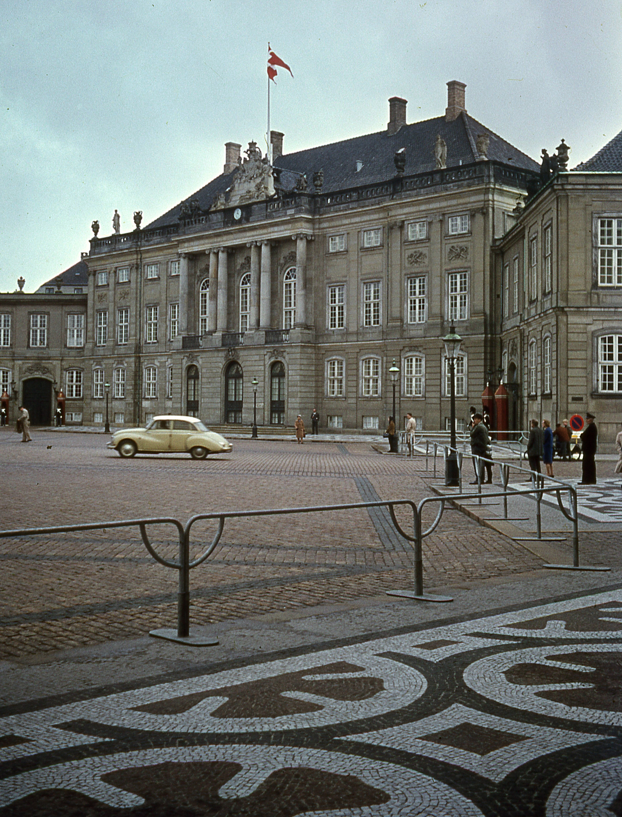 Denmark, Copenhagen, Amalienborg Slotsplads, VIII. Frigyes palotája., 1966, Lőw Miklós, colorful, DKW-brand, palace, Nicolai Eigtved-design, rococo architecture, Fortepan #85620