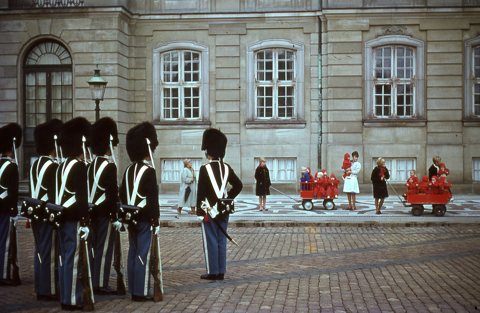 Denmark, Copenhagen, Amalienborg Slotsplads, örségváltás az Amalienborg palota előtt., 1966, Lőw Miklós, colorful, palace, guard, guard of honour, Nicolai Eigtved-design, rococo architecture, baby carriage, Fortepan #85621