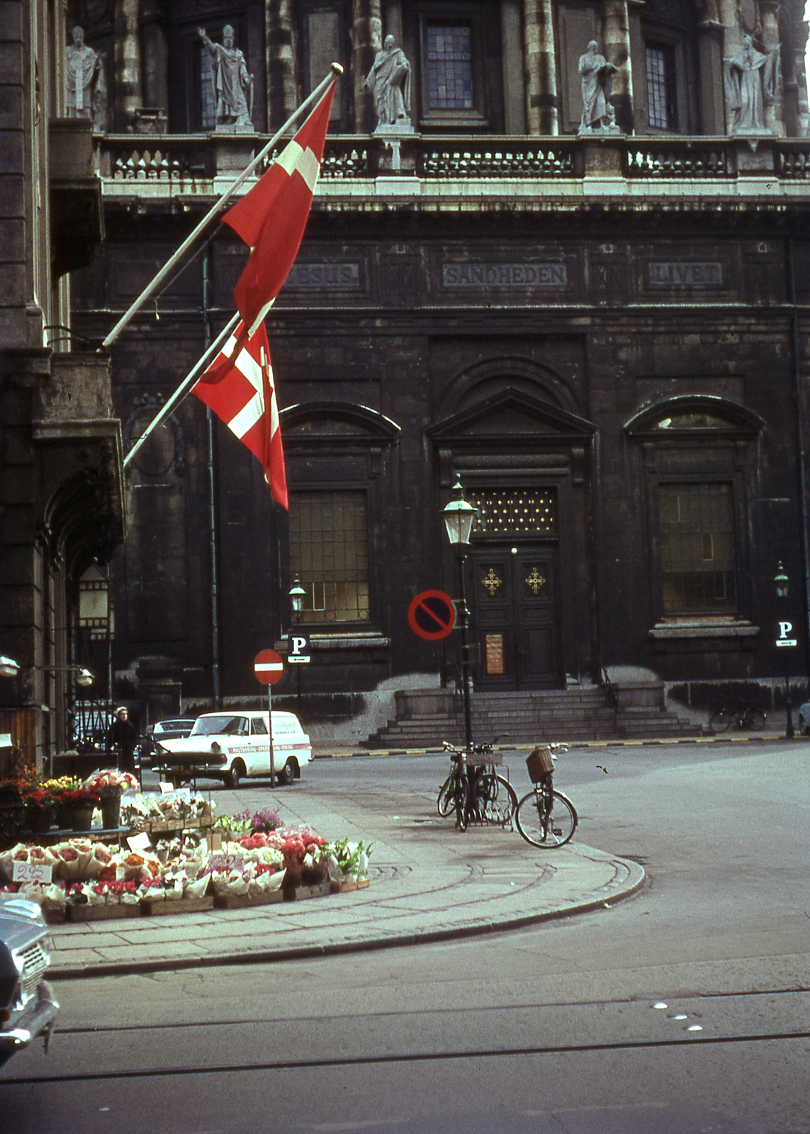 Denmark, Copenhagen, Store Kongensgade, háttérben a Frederiks Kirke., 1966, Lőw Miklós, church, colorful, flag, Nicolai Eigtved-design, rococo architecture, bicycle, Fortepan #85622