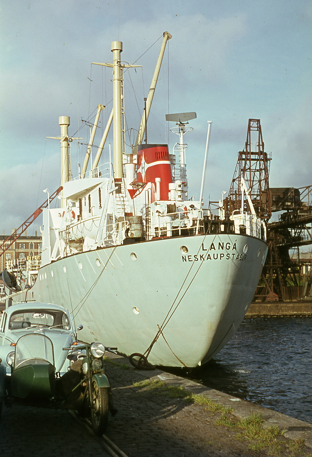 Denmark, Copenhagen, Nordhavn kikötő, háttérben az Ostbanegade házai., 1966, Lőw Miklós, ship, colorful, motorcycle, Volkswagen-brand, port, Volkswagen Beetle, Langa/Margrid/Madrid/Mideast/Don Guillo/Almirante Eraso/Adriatik/Sol Del Caribe-ship, Fortepan #85625