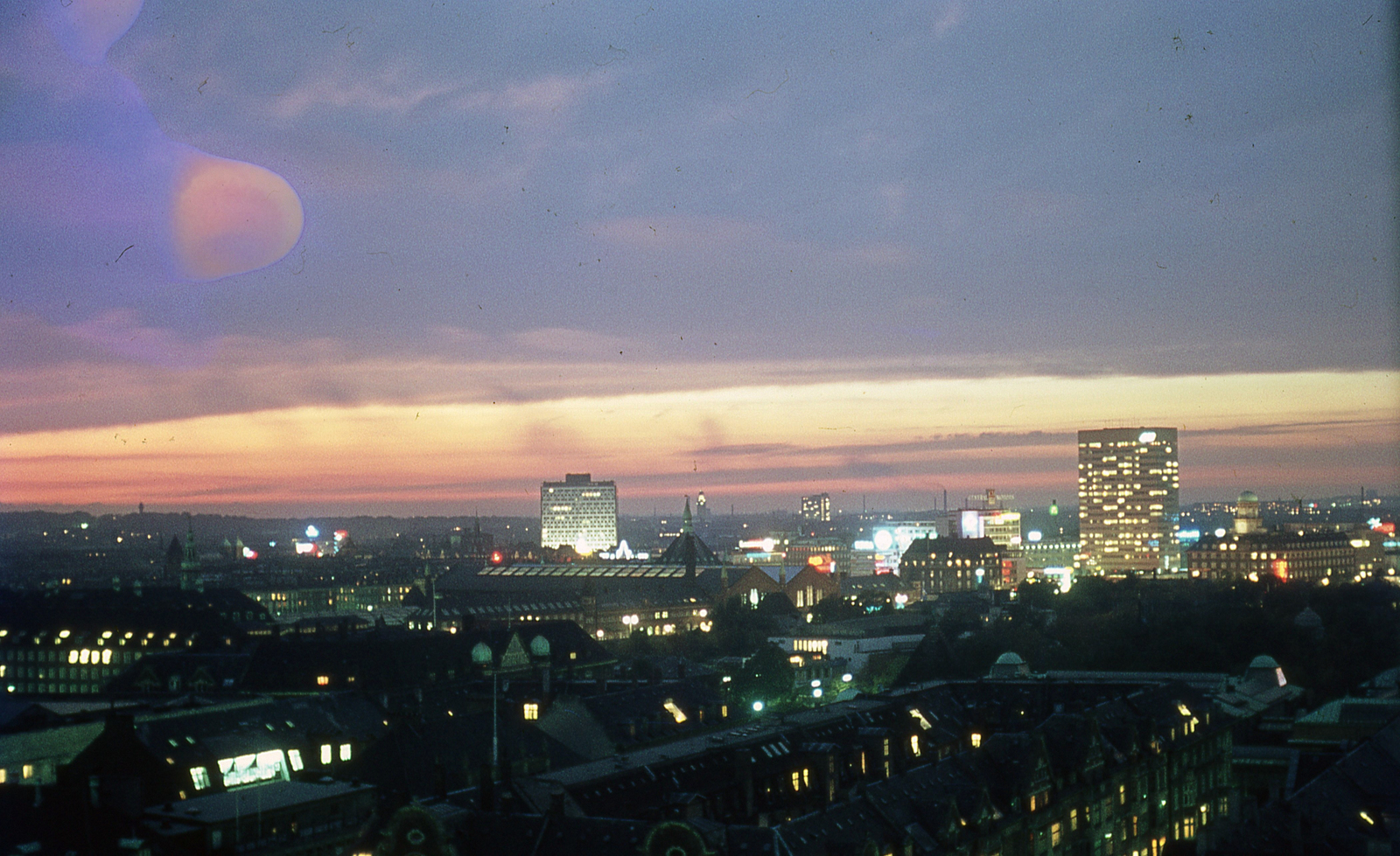 Denmark, Copenhagen, kilátás a Dan Hostel épületéből, középen a Központi Pályaudvar., 1966, Lőw Miklós, colorful, night, Fortepan #85636