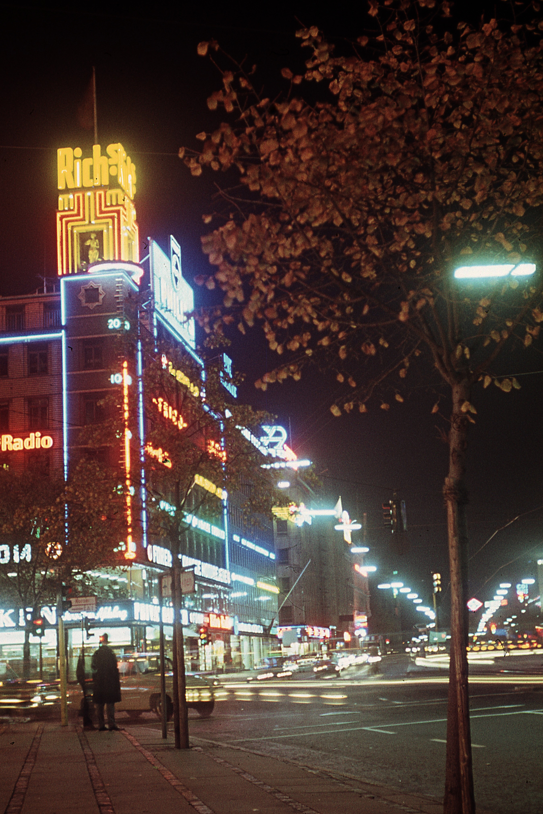 Denmark, Copenhagen, Vesterbrogade és H. C. Andersens Boulevard sarok a Rådhuspladsen felől nézve., 1966, Lőw Miklós, colorful, neon sign, night, Fortepan #85638