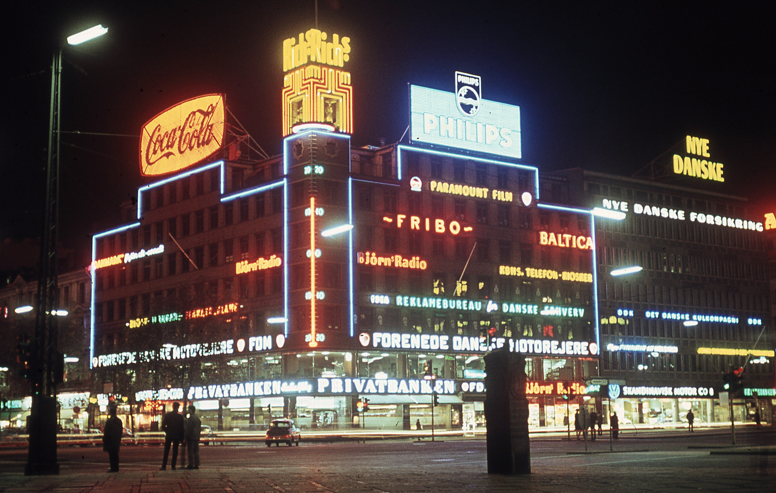 Denmark, Copenhagen, Vesterbrogade és H. C. Andersens Boulevard sarok a Rådhuspladsen felől nézve., 1966, Lőw Miklós, colorful, neon sign, Philips-brand, Fortepan #85639