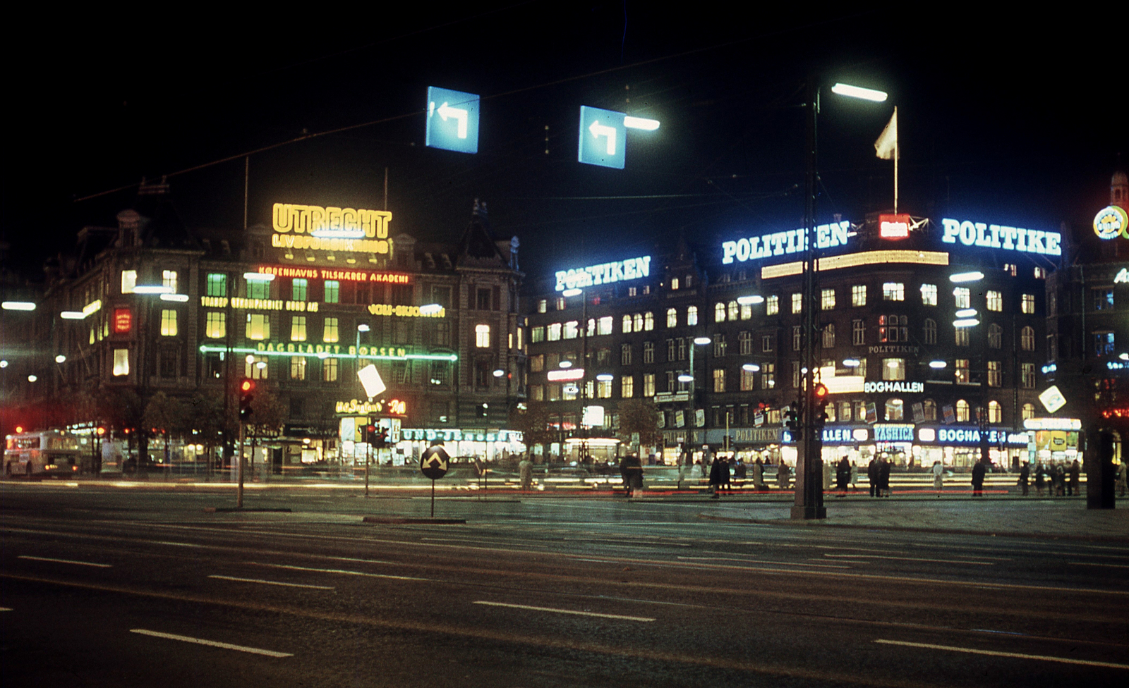 Denmark, Copenhagen, Rådhuspladsen., 1966, Lőw Miklós, colorful, neon sign, night, Fortepan #85640