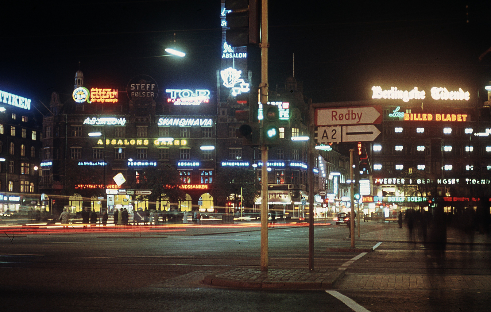 Denmark, Copenhagen, Rådhuspladsen., 1966, Lőw Miklós, colorful, neon sign, night, Fortepan #85641