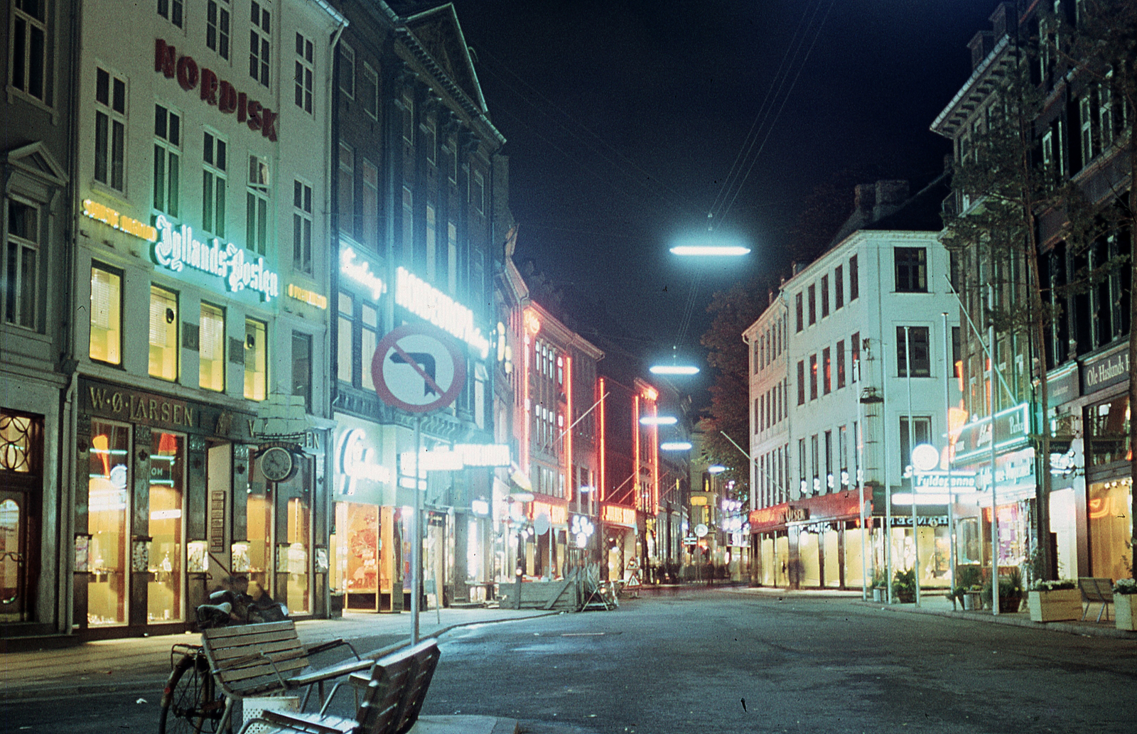 Denmark, Copenhagen, Amagertorv, jobbra a Niels Hemmingsens Gade torkolata., 1966, Lőw Miklós, colorful, neon sign, road sign, Fortepan #85647